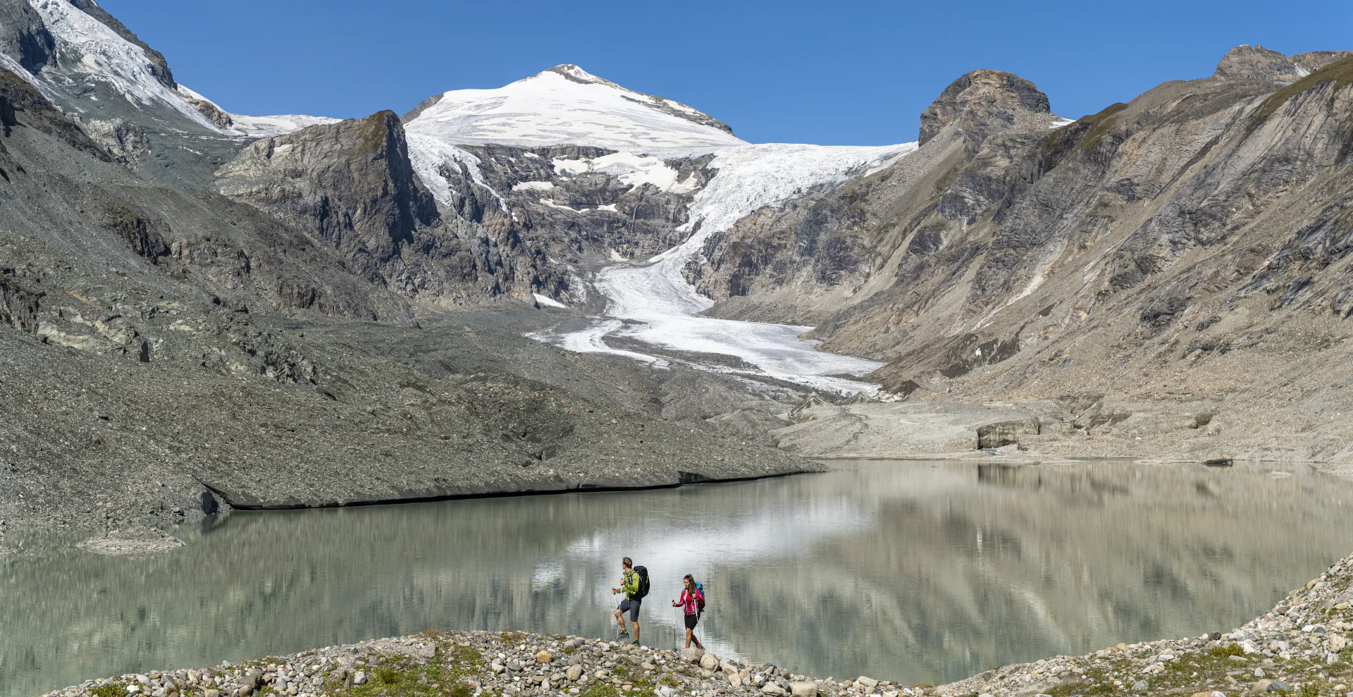 Wanderer am Pasterzensee beim Großglockner