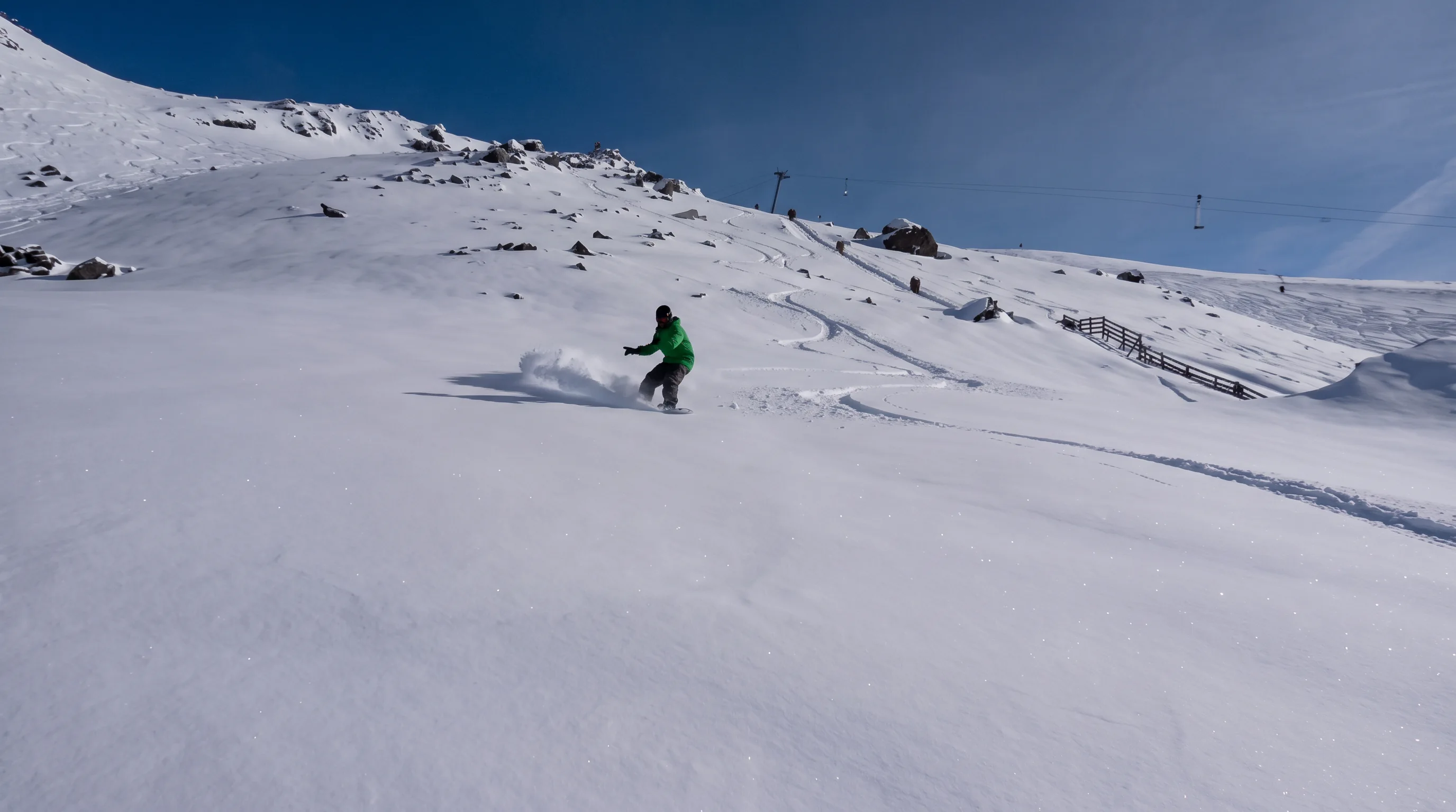 Snowboarder beim Freeriden in der Freeride Area in der Hochfleiß
