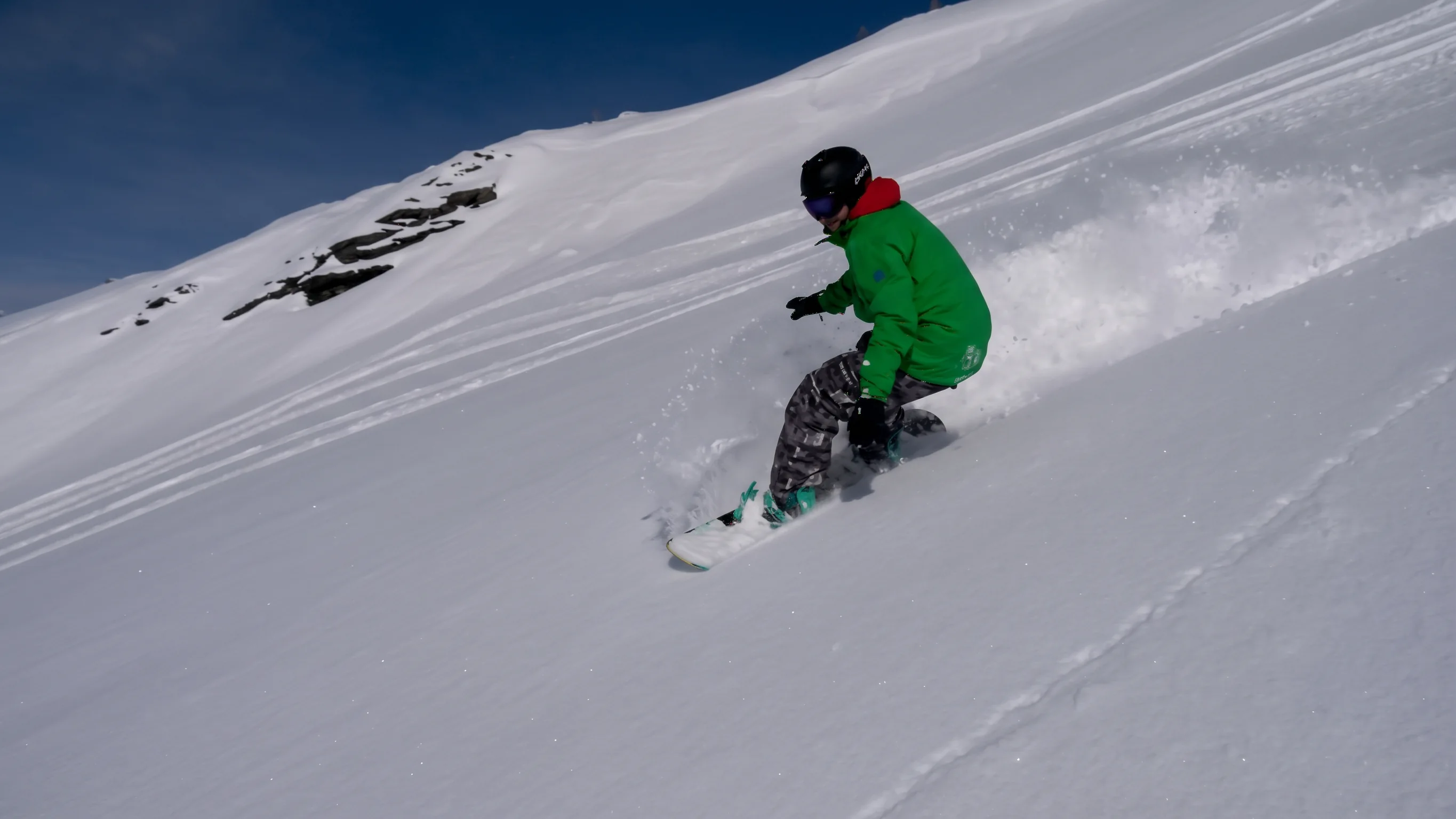 Snowboarder beim Freeriden in der Freeride Area am Schareck