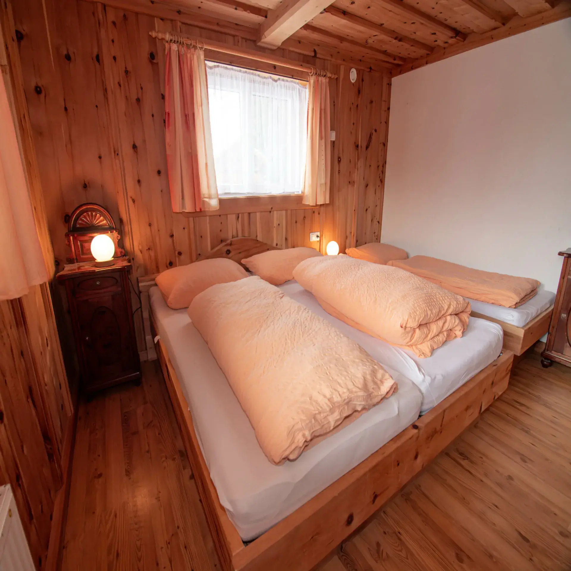 Zimmer mit Doppelbett und zwei Einzelbetten im Erdgeschoss