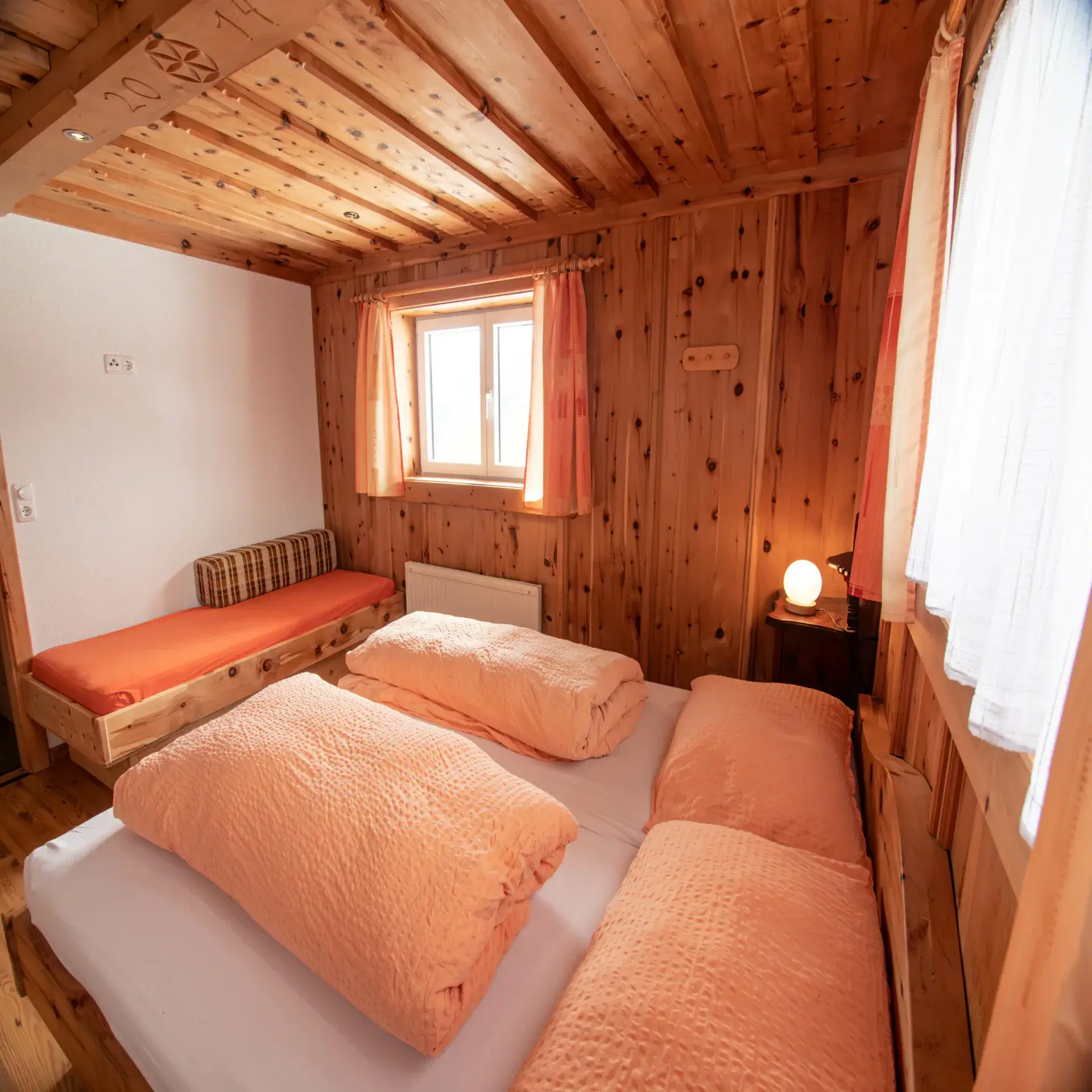 Zimmer mit Doppelbett und zwei Einzelbetten im Erdgeschoss