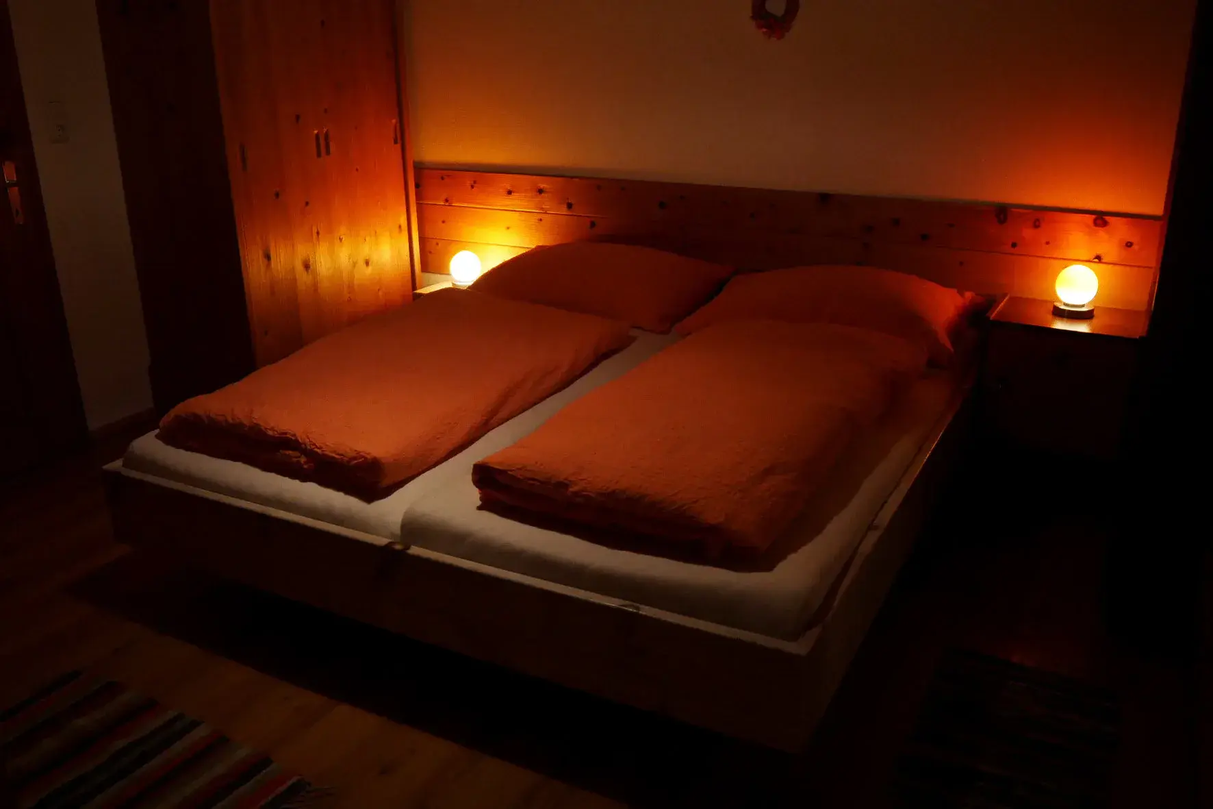 Schlafzimmer mit Doppelbett und Stockbett im Obergeschoss