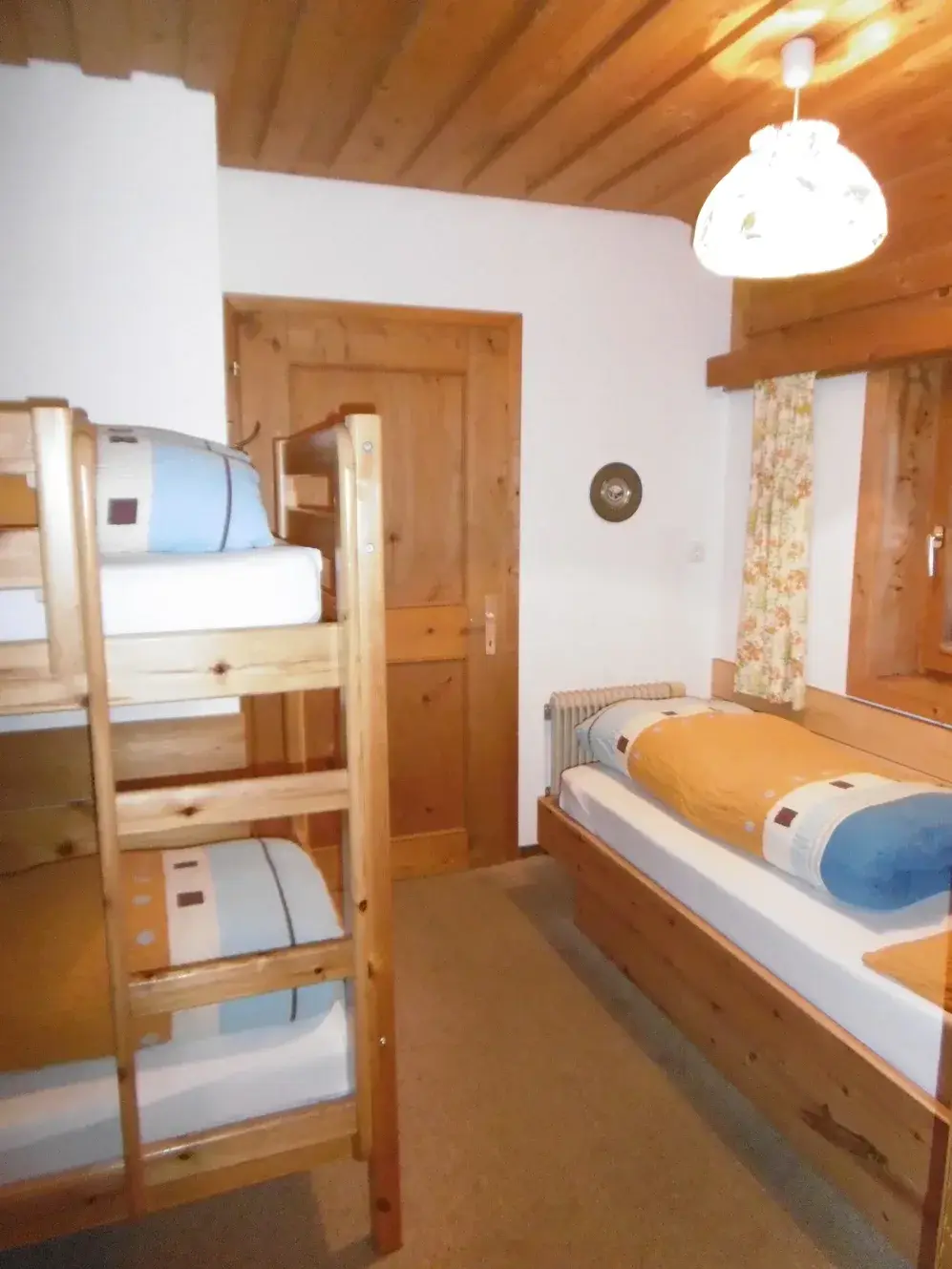 Schlafzimmer mit Einzelbett und Stockbett im Obergeschoss