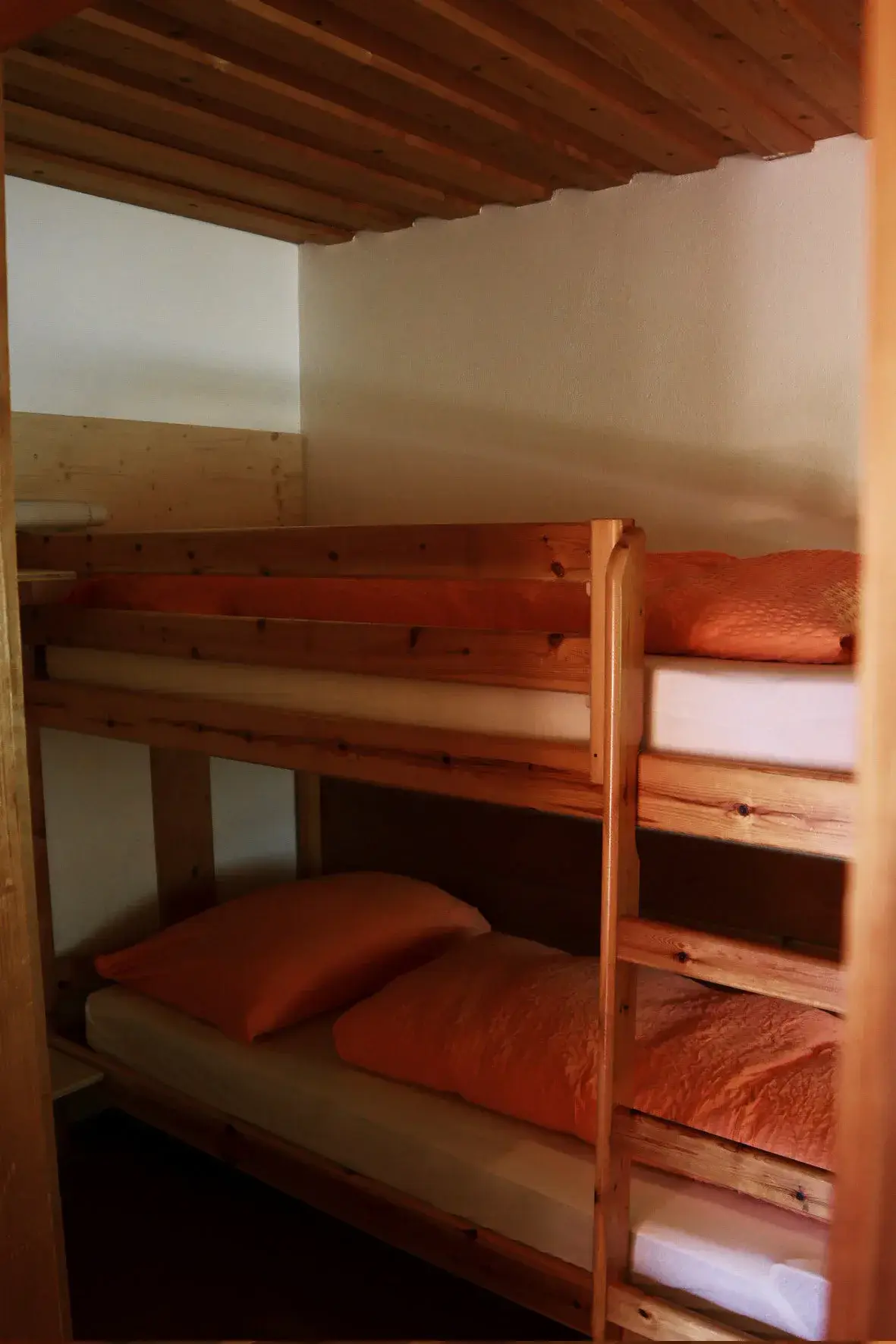 Schlafzimmer mit Einzelbett und Stockbett im Obergeschoss