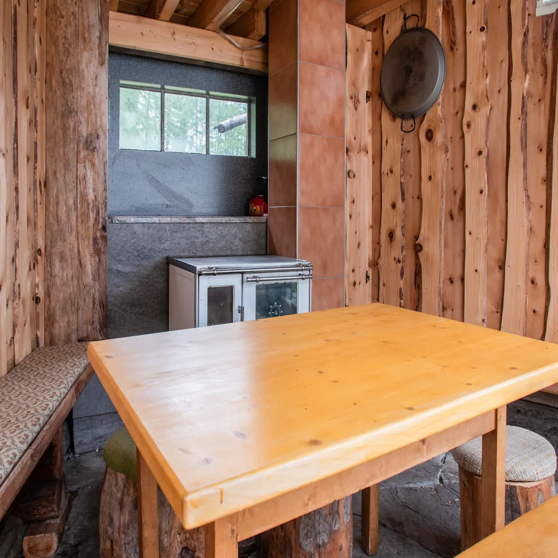 Wetterfeste Grillhütte des Ferienhauses Anderles-Alm bei Tag