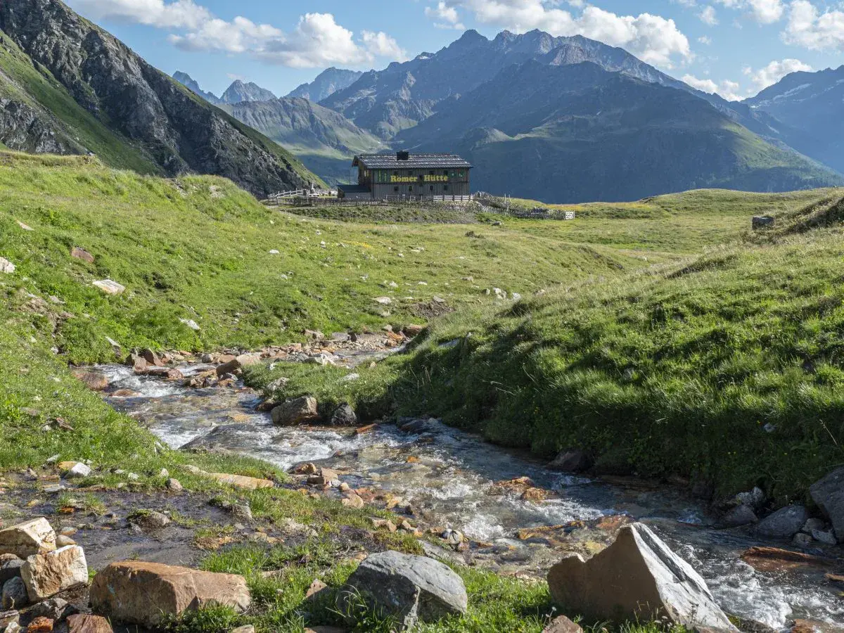 Hochplateau Fallbichl mit Tauernbach und im Hintergrund dem Ferienhaus Römerhütte
