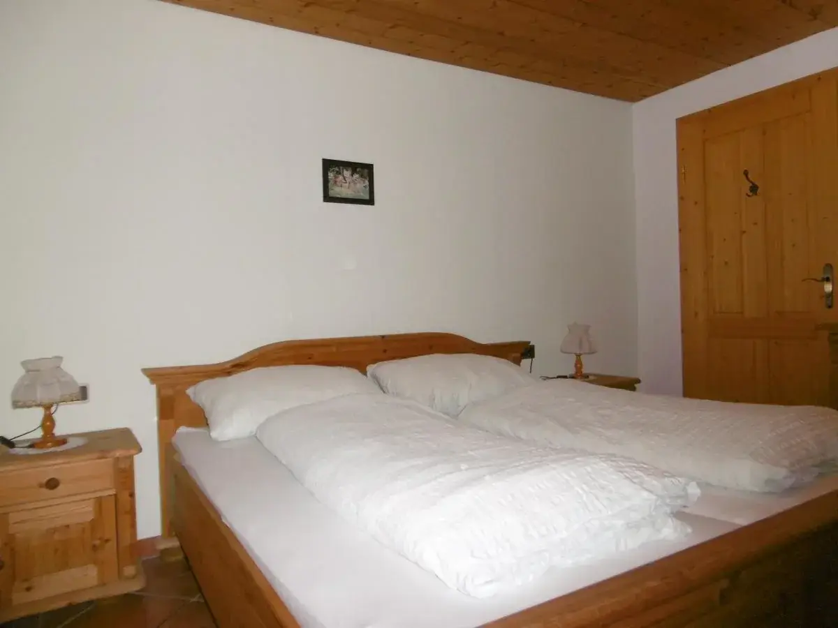 Schlafzimmer mit Doppelbett im Erdgeschoss des Ferienhaus Römerhütte