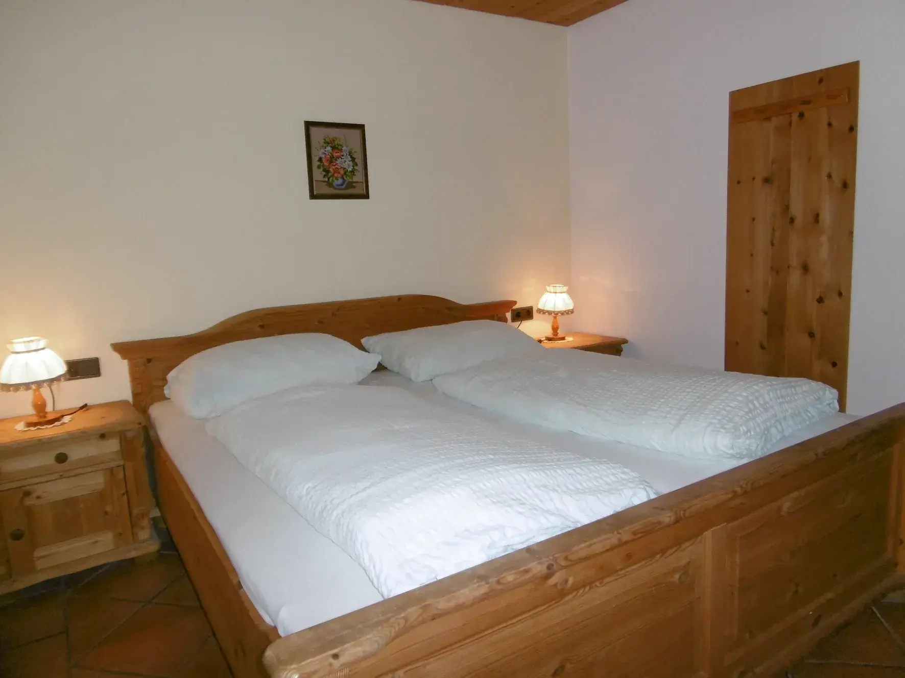 Schlafzimmer mit Doppelbett im Erdgeschoss des Ferienhauses Römerhütte