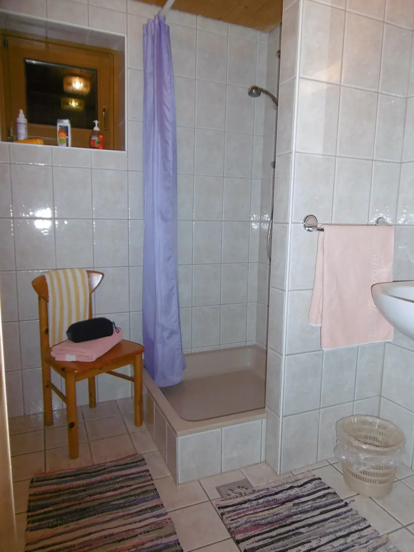 Badezimmer mit Dusche im Erdgeschoss des Ferienhauses Röömerhütte