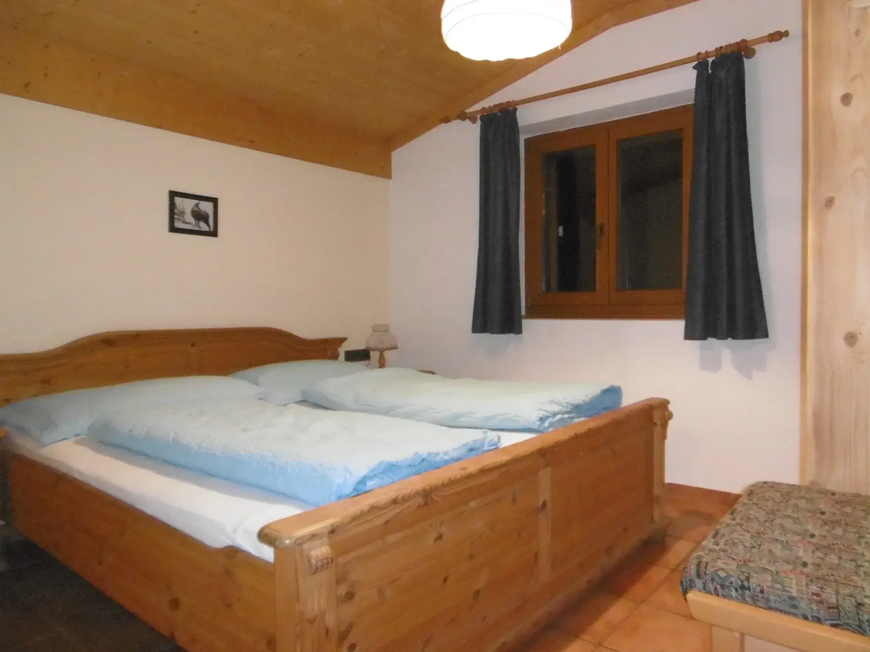 Schlafzimmer mit Doppelbett im Obergeschoss des Ferienhaus Römerhütte
