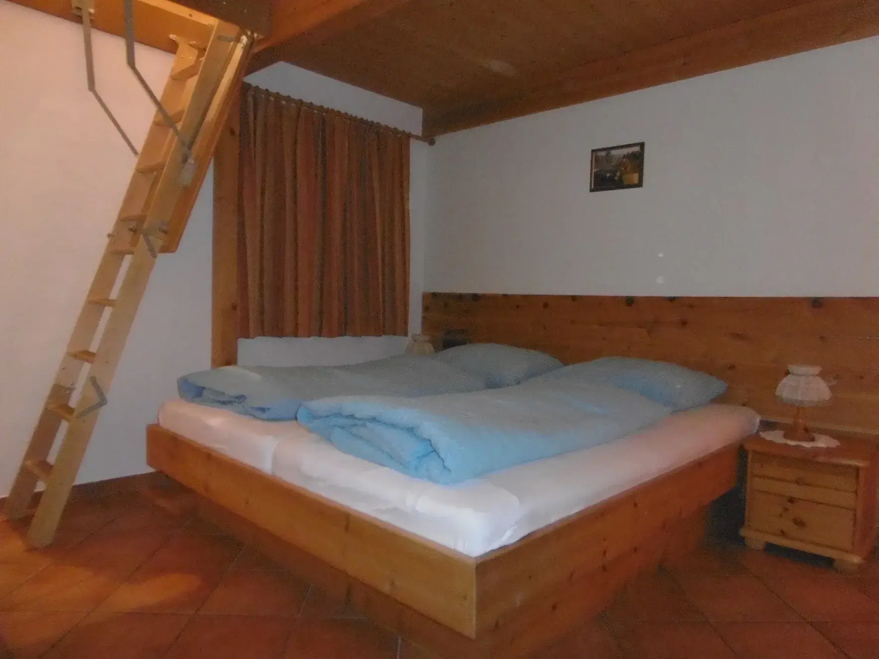Schlafzimmer mit Doppelbett mit Galerie mit Platz für 4 im Obergeschoss des Ferienhaus Römerhütte