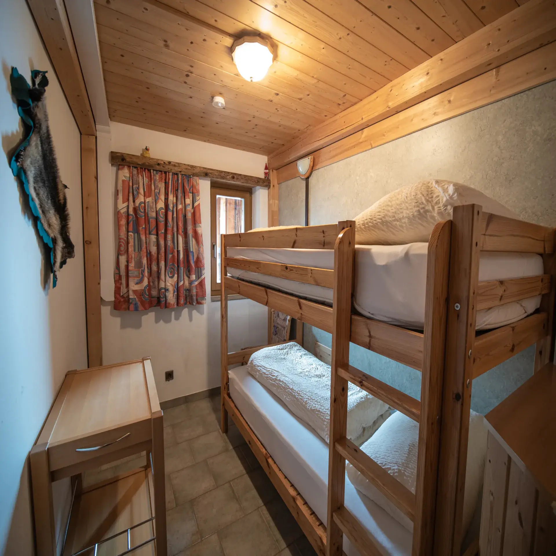 Schlafzimmer mit Stockbett im Obergeschoss des Ferienhaus Römerhütte