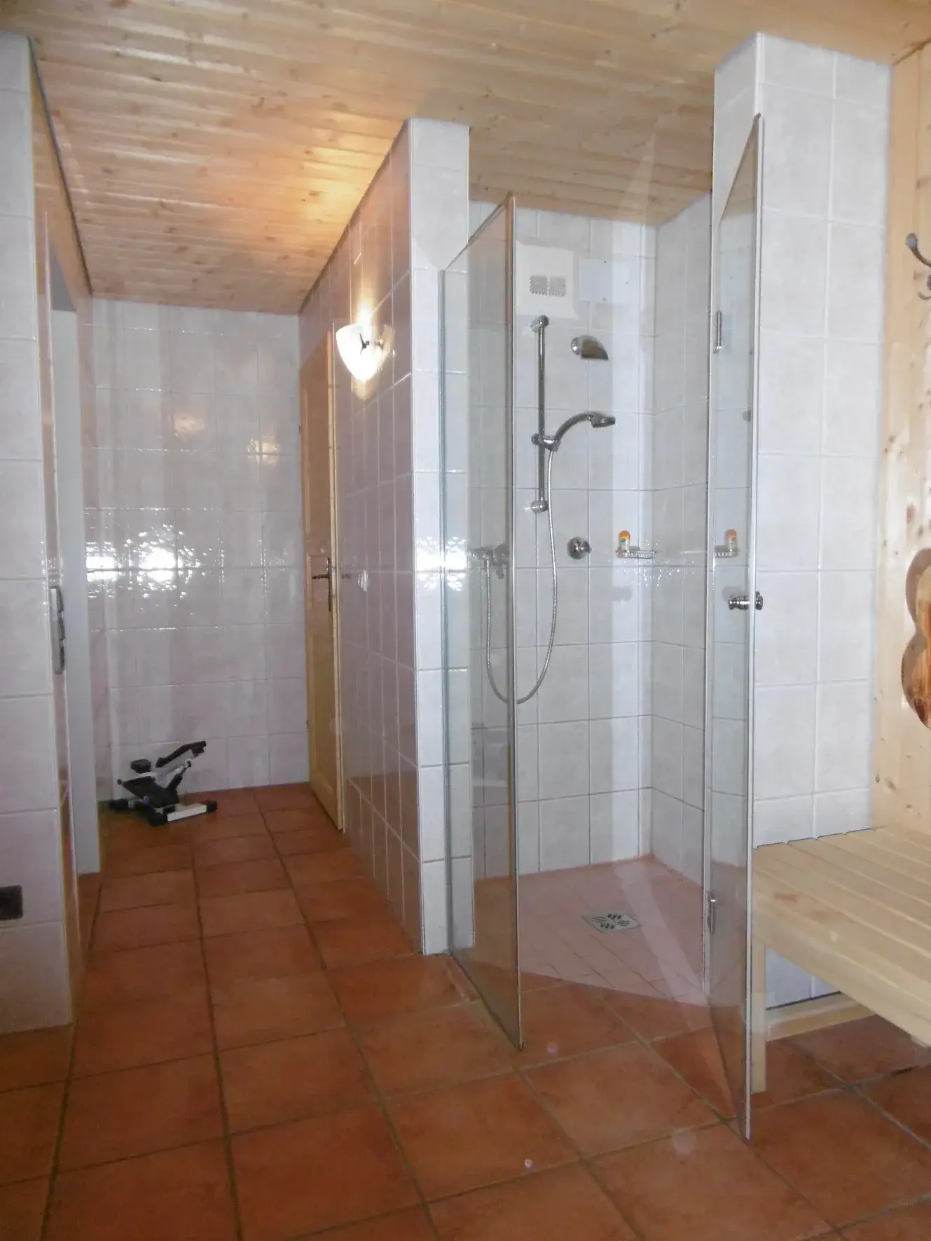 Dusche bei der Sauna im Kellergeschoss des Ferienhaus Römerhütte