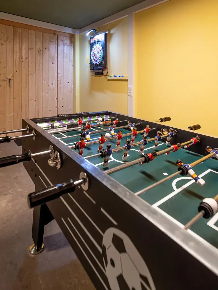 Tischfußball mit Dartscheibe im Hintergrund im Freizeitraum im Kellergeschoss des Ferienhaus Römerhütte