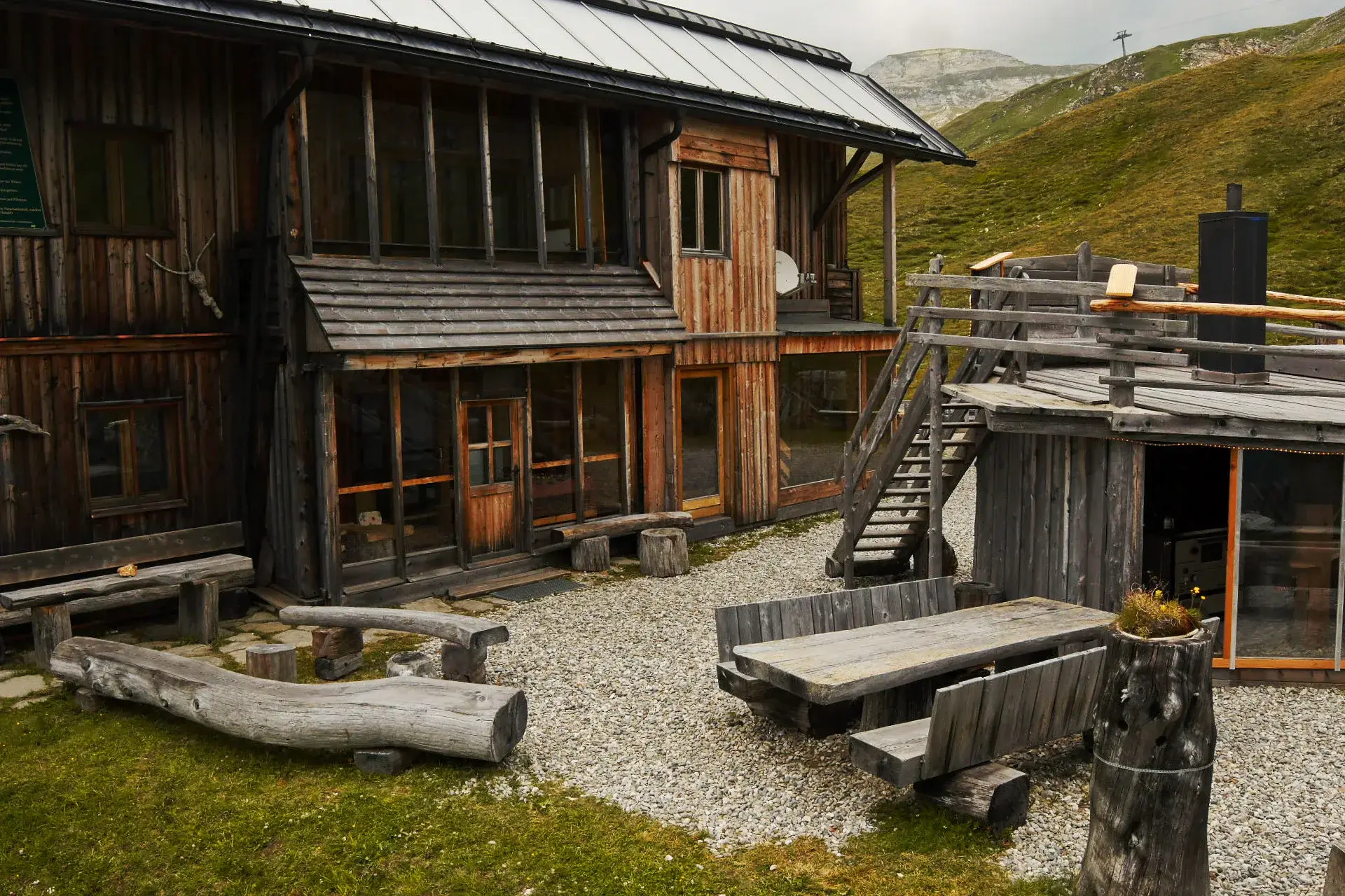 Außenanlage beim Ferienhaus Römerhütte im Sommer