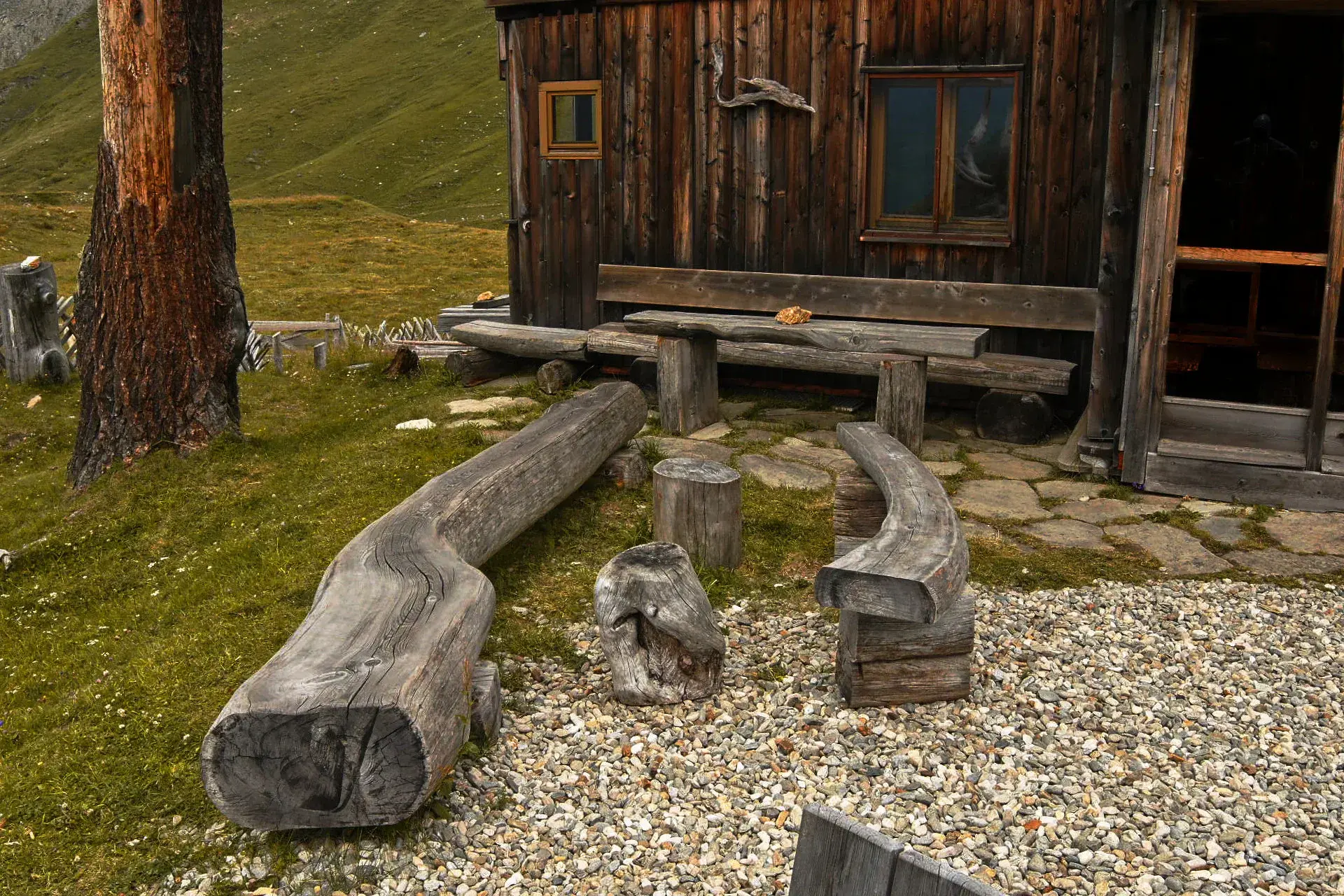 Sitzmöglichkeiten im Garten des Ferienhaus Römerhütte
