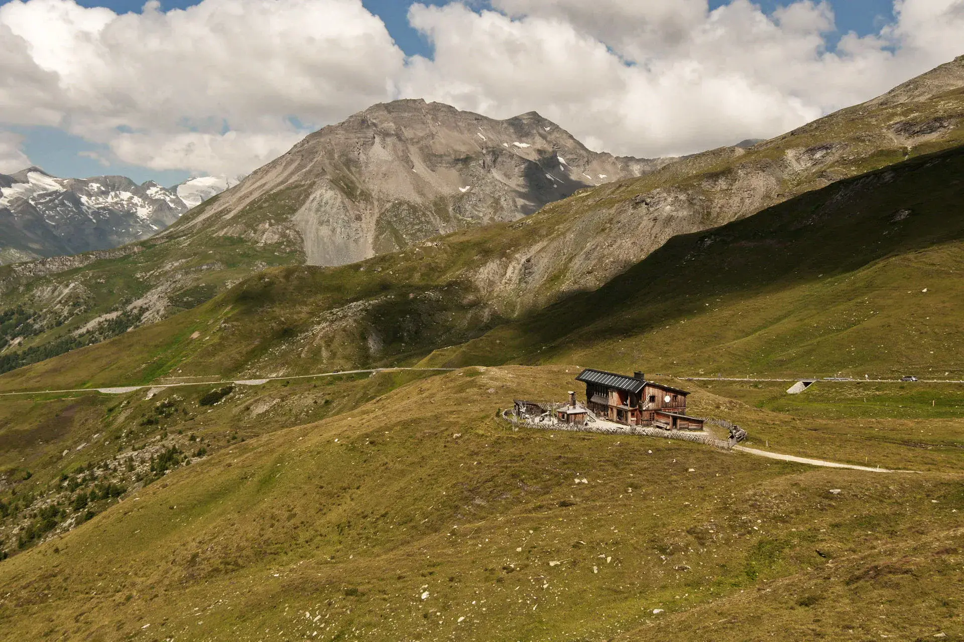 Hochplataeu Fallbichl mit Ferienhaus Römerhütte im Hintergrund