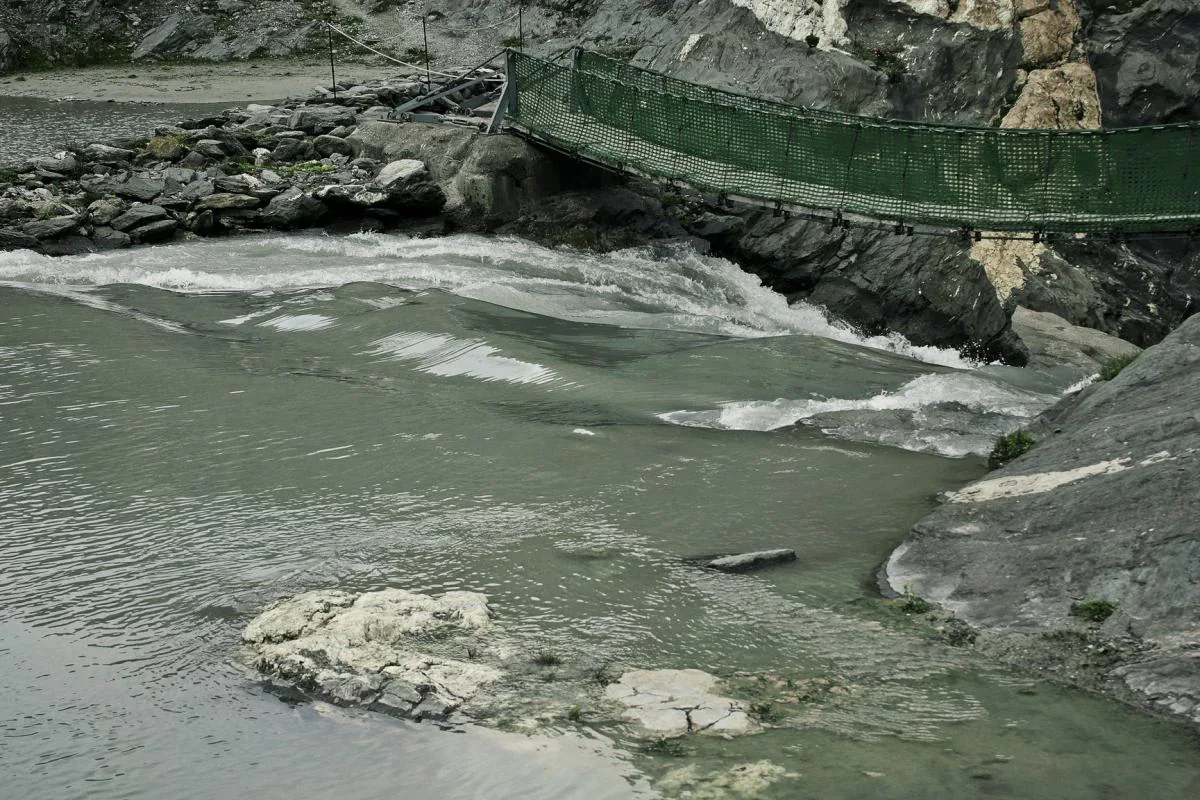 Abfluss mit Hängebrücke vom Sandersee