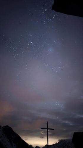 PXL_20241005_184318347.NIGHT.RAW-01.COVER~2