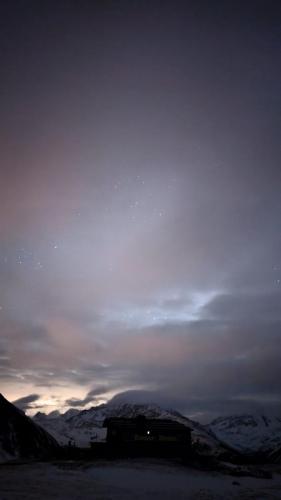 PXL_20241005_185620952.NIGHT.RAW-01.COVER~2